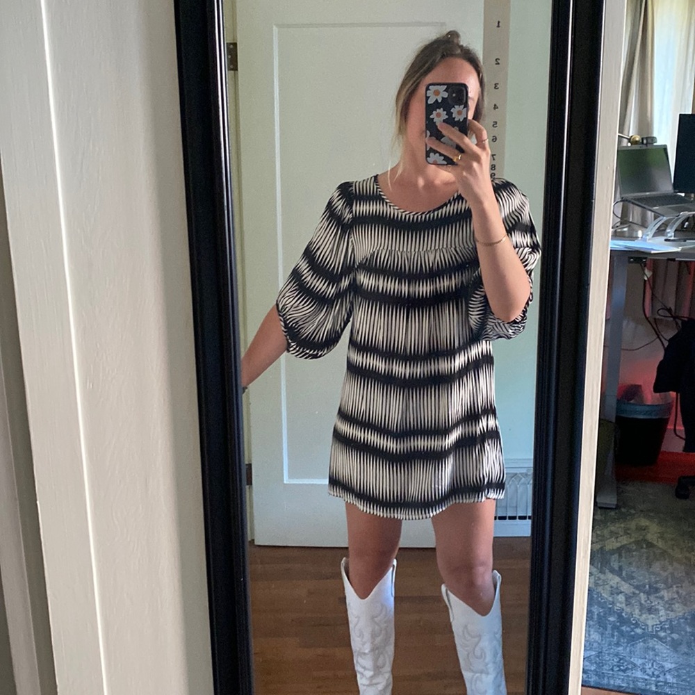 Black and white bubble sleeve mini dress